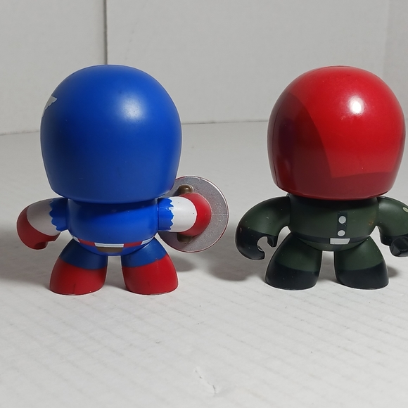 Hasbro Lot Of 2 Mighty Muggs Vinyl Figures Captain America & Red Skull 2011 - Picture 3 of 6